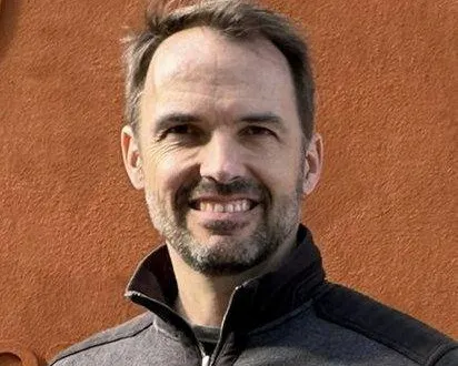 photo  guillaume pommier réélu président du tennis-club longuenéen.  &copy;  ouest-france 