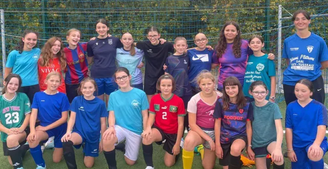 photo  les filles de l’académie de foot féminin du collège saint-exupery lors de la première séance d’entraînement de la saison au stade gaston-bernier de chalonnes-sur-loire.  &copy;  ouest-france 