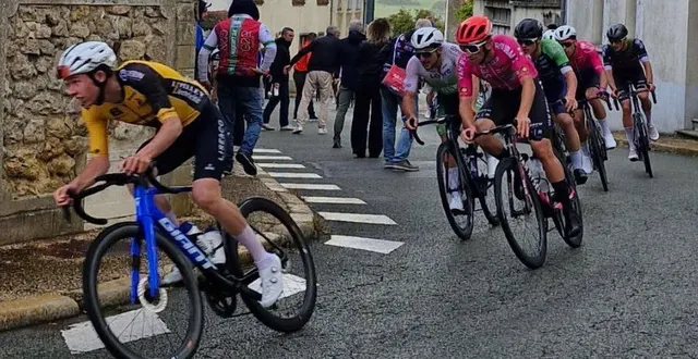 photo  le peloton traversant le bourg.  &copy;  le maine libre 