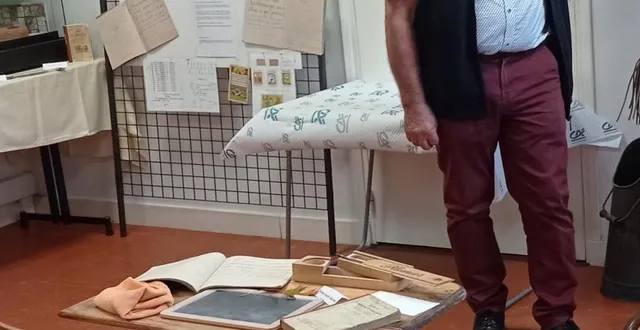 photo  jean-claude boussion, président du club rouillonnais de génération mouvement dans la salle de classe d’autrefois reconstituée.  &copy;  ouest-france 