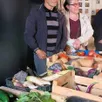 photo  christian knosp et céline estevao derrière l’étal du maraîcher et du mycologue. 