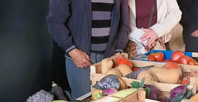 photo  christian knosp et céline estevao derrière l’étal du maraîcher et du mycologue.  &copy;  ouest-france 