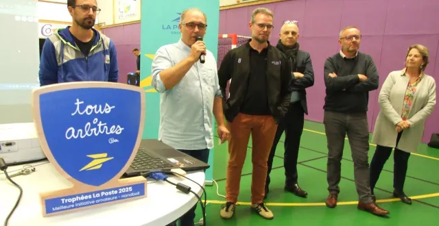 photo  stéphane girard l’animateur (premier plan) ému avant de recevoir le trophée.  &copy;  ouest-frrance. 