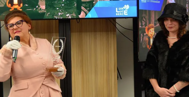 photo  sandrine attal et marjolaine renon, de la boutique les bas nylon à la chartre-sur-le-loir récompensées.  &copy;  ouest-france 