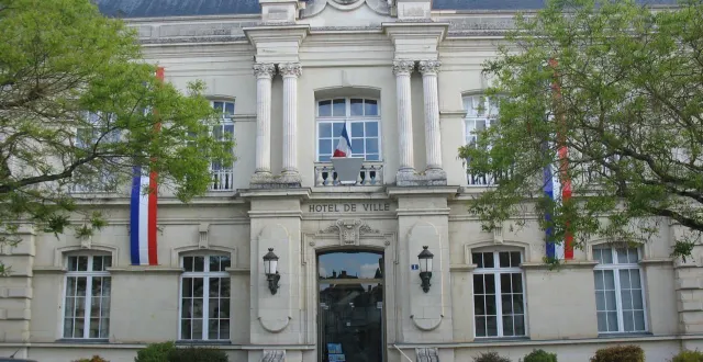 photo  la mairie se voulait aussi majestueuse que la nouvelle église de longué.  &copy;  co 