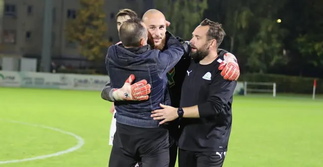 photo  le gardien de l’us alençon, arthur duval, ici félicité par vincent laigneau.  &copy;  nathalie douley 