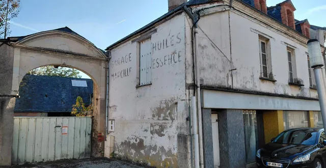 photo  l’ancien garage marcille, un bâtiment vétuste en plein cœur de bourg.  &copy;  ouest-france 