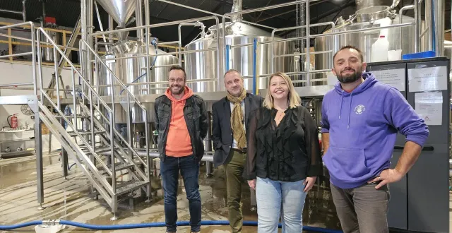 photo  fabien katitsch (conseiller séjour de l’office de tourisme), christian taillebois, sterenn guéguen et cédric grouard (co-fondateur de la brasserie mage malte).  &copy;  le maine libre 