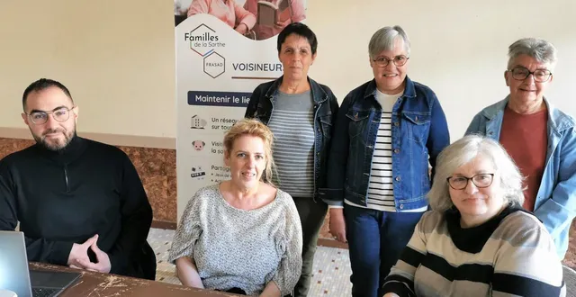photo  élise poirrée, (assise à droite) élue en charge du social, catherine lambert, au centre, animatrice des voisineurs à familles de la sarthe, elie hanna, directeur du ccas et debout marie-annick, patricia et nicole, voisineuses.  &copy;  le maine libre 