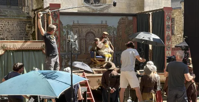 photo  lors du tournage du film « les caprices de l’enfant roi » dans le vieux-mans.  &copy;  archives ouest-france 