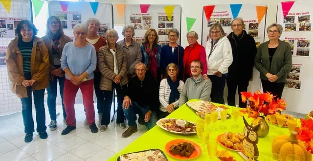 photo  anciens et nouveaux bénévoles de la bibliothèque se sont retrouvés pour fêter les 20 ans de la bibliothèque.  &copy;  ouest-france 