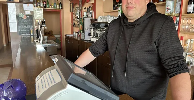 photo  laurent gandon au comptoir de son restaurant désormais fermé.  &copy;  le maine libre 