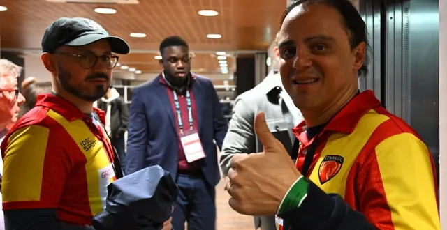 photo  felipe massa, vêtu du maillot du mans fc floqué à son nom, samedi 11 octobre 2025 lors du match des légendes au stade marie-marvingt.  &copy;  le maine libre - denis lambert 