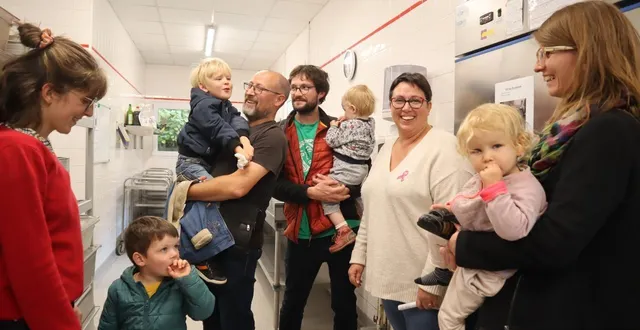 photo  les très jeunes bénéficiaires des repas préparés par la cuisine centrale ont découvert les lieux avec leurs parents, sous la conduite pédagogique de laura martin, aide cuisinière. 650 repas sont servis par jour aux trois écoles, à la crèche, au centre de loisirs des goulidons, aux résidants de soleil de loire le midi (40 repas en moyenne) et chez une trentaine de personnes (portage à domicile).  &copy;  co 