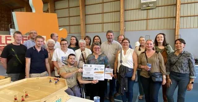 photo  l’open de puzzle organisé par l’adsl et la championne du monde sophie de goncourt (au centre) revient pour un week-end dédié au puzzle.  &copy;  ouest-france 