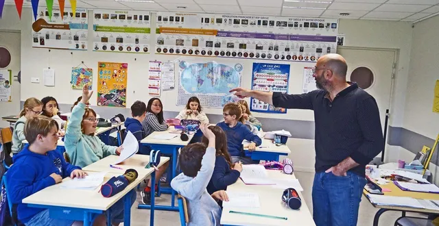 photo  pour les enfants, l’enthousiasme a été débordant durant cette matinée passée avec l’artiste.  &copy;  ouest-france 