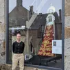 photo anna heroux, devant la vitrine du campanile où est exposée son œuvre.