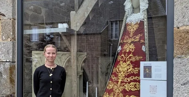 photo  anna heroux, devant la vitrine du campanile où est exposée son œuvre.  &copy;  . ouest-france 