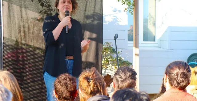 photo  justine lors de son passage sur scène au bistrot la maison, à flers (orne).  &copy;  ouest-france 