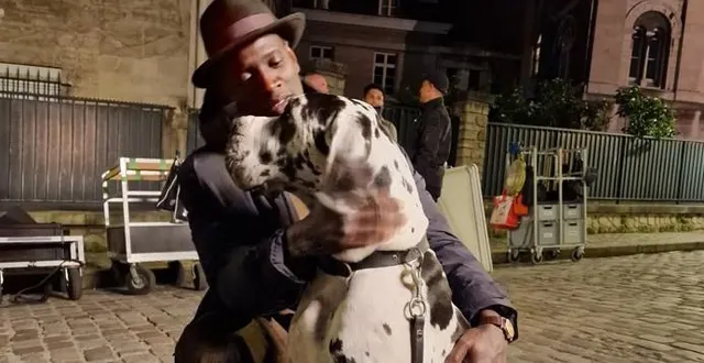 photo  omar sy avec la chienne roazhon, lors du tournage du film « french lover », à paris.  &copy;  valérie dreumont 