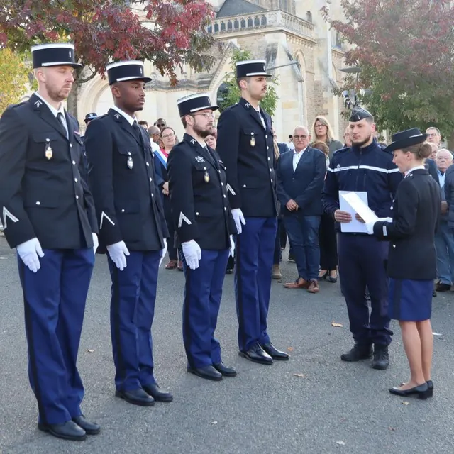 photo le chef d’escadron cosima faul a honoré quatre gendarmes de la brigade territoriale autonome de sablé-sur-sarthe pour leur participation au dispositif de sécurité des jeux olympiques de paris 2024.  ©  ouest-france