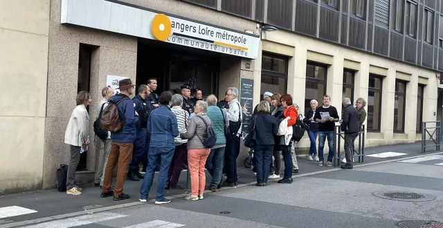 photo  à l’entrée du conseil communautaire d’angers loire métropole, des membres de l’association des riverains du parc de l’ardoisières ont distribué, lundi 13 octobre 2025, des tracts disant « non à la plateforme de ferroutage sur le site de la gravelle à trélazé ».  &copy;  ouest-france 
