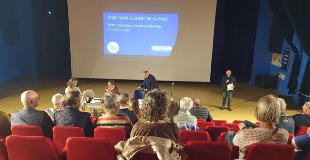 photo  présentation des résultats de l’étude commerciale devant les habitants de saint-clément-de-la-place.  &copy;  ouest-france 
