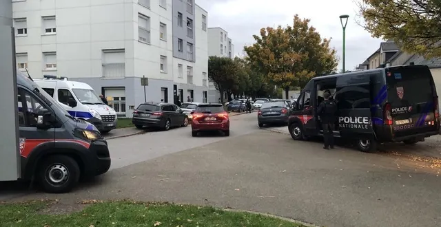 photo  plusieurs fourgons de police sont garés devant le 19, rue anatole france, dans le quartier de perseigne, à alençon (orne).  &copy;  ouest-france 