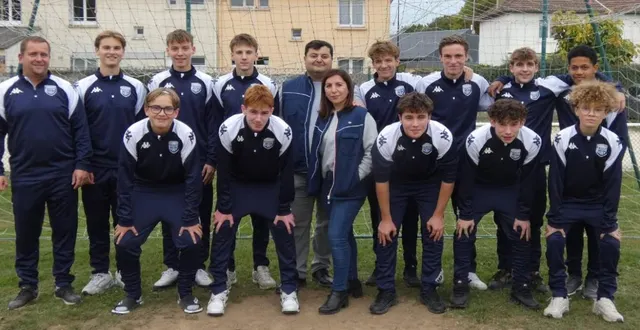 photo  le groupe u18, paré de ses nouveaux ensembles, pose avec cigdem et omer eren, au centre.  &copy;  ouest-france 