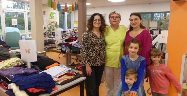 photo  les bénévoles ont vendu des vêtements pour financer des sorties.  &copy;  o-f 