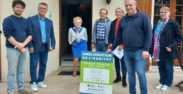 photo  de gauche à droite : jordan huret, chargé de développement territorial à la cdc ; éric lecarvennec, vice-président ; les époux mottin, marie-caroline malewicz-labbé, vice-présidente ; christophe rageau, en charge de l’opération et pascale fruleux, de la direction départementale des territoires.  &copy;  ouest-france 