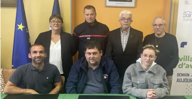 photo  jimmy dupoirier (assis au centre) est le nouveau président de l’amicale des sapeurs-pompiers.  &copy;  ouest-france 