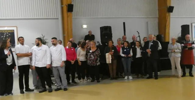 photo  la maire, à gauche, avec les cuisiniers et les personnes assurant le service.  &copy;  ouest-france 