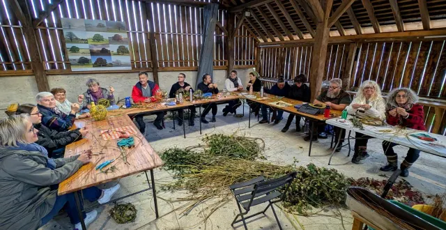 photo  le premier atelier de découverte de la vannerie s’est déroulé dans la grange communale.  &copy;  ouest-france 