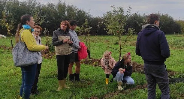 photo  coraline coutant (au premier plan) dans son exploitation.  &copy;  ouest-france 