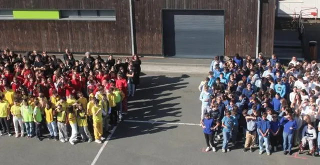 photo  à l’occasion de la venue des correspondants allemands de tecklenburg, les élèves des deux collèges ont formé leur drapeau tricolore respectif.  &copy;  ouest-france 