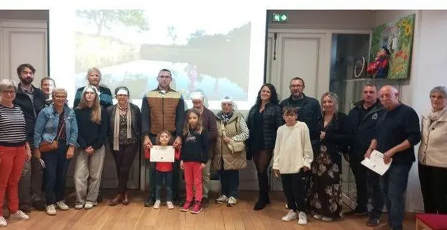 photo  au centre, grégory humeau, lauréat du concours photo 2025 de bécon, entouré de participants, organisateurs, partenaires, avec en arrière-plan la photo gagnante.  &copy;  ouest-france 