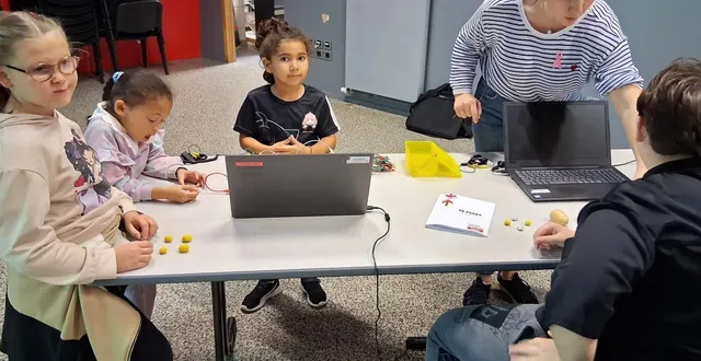 photo  enfants et parents se sont montrés très intéressés et curieux face aux curiosités numériques à la maison des habitants.  &copy;  le maine libre. 
