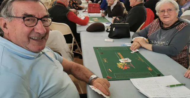 photo  joël et son épouse nicole sont des habitués des concours de belote, ils en font plus de 50 par an.  &copy;  le maine libre. 