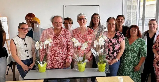 photo  entourées de leurs collègues auxiliaires de vie, les jeunes retraitées ont reçu des plantes fleuries pour leur départ.  &copy;  le maine libre 