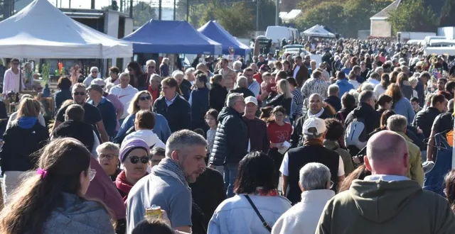photo  vue du parking de la gare qui illustre bien l’affluence.  &copy;  le maine libre 