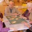 photo les participants ont joué aux jeux de société dans une joyeuse ambiance, ici avec nadège deniau, animatrice de la résidence.