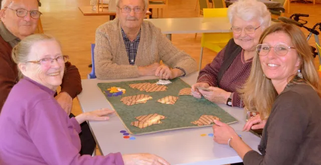 photo  les participants ont joué aux jeux de société dans une joyeuse ambiance, ici avec nadège deniau, animatrice de la résidence.  &copy;  le maine libre 