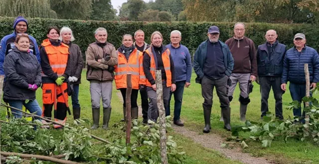 photo  la journée citoyenne a rassemblé des habitants et des élus autour d’un chantier participatif.  &copy;  le maine libre 