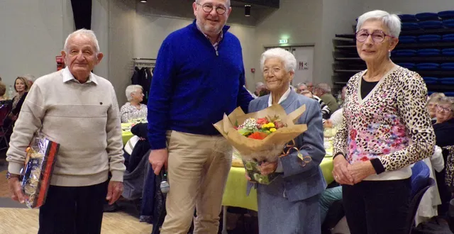 photo  de gauche à droite : guy rivière, yves-marie hervé, renée bobet et dominique pasteau.  &copy;  le maine libre 