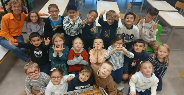 photo  de retour en classe, les enfants, encore enthousiastes de leur visite, poursuivent leurs apprentissages avec leur enseignante.  &copy;  le maine libre 