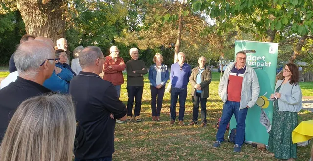 photo  manuella robin, conseillère déléguée au budget participatif, accompagnée de joël hauchecorne, président de l’association de quartier du prieuré.  &copy;  co 