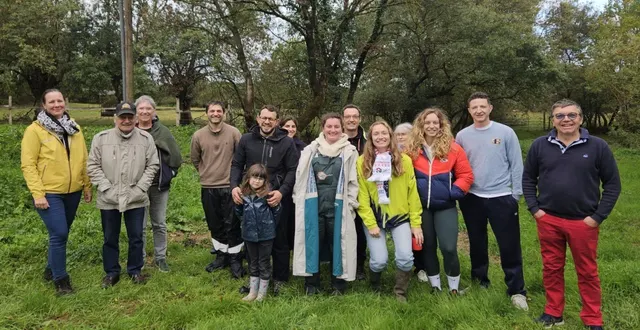 photo  une partie du groupe, avec, à droite, gilles galopin et, à gauche, coraline coutant, au départ de la visite.  &copy;  co 