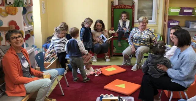 photo  christine mercier (deuxième à droite) lors d’une lecture de conte.  &copy;  co 