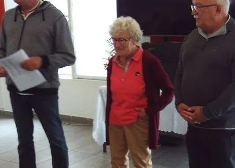 photo  jacques bonhommet (à gauche), président des randonipèdes, a rendu hommage à viviane gerbouin et jean-hugues roman ros, créateurs de la section randonnée.  &copy;  co 